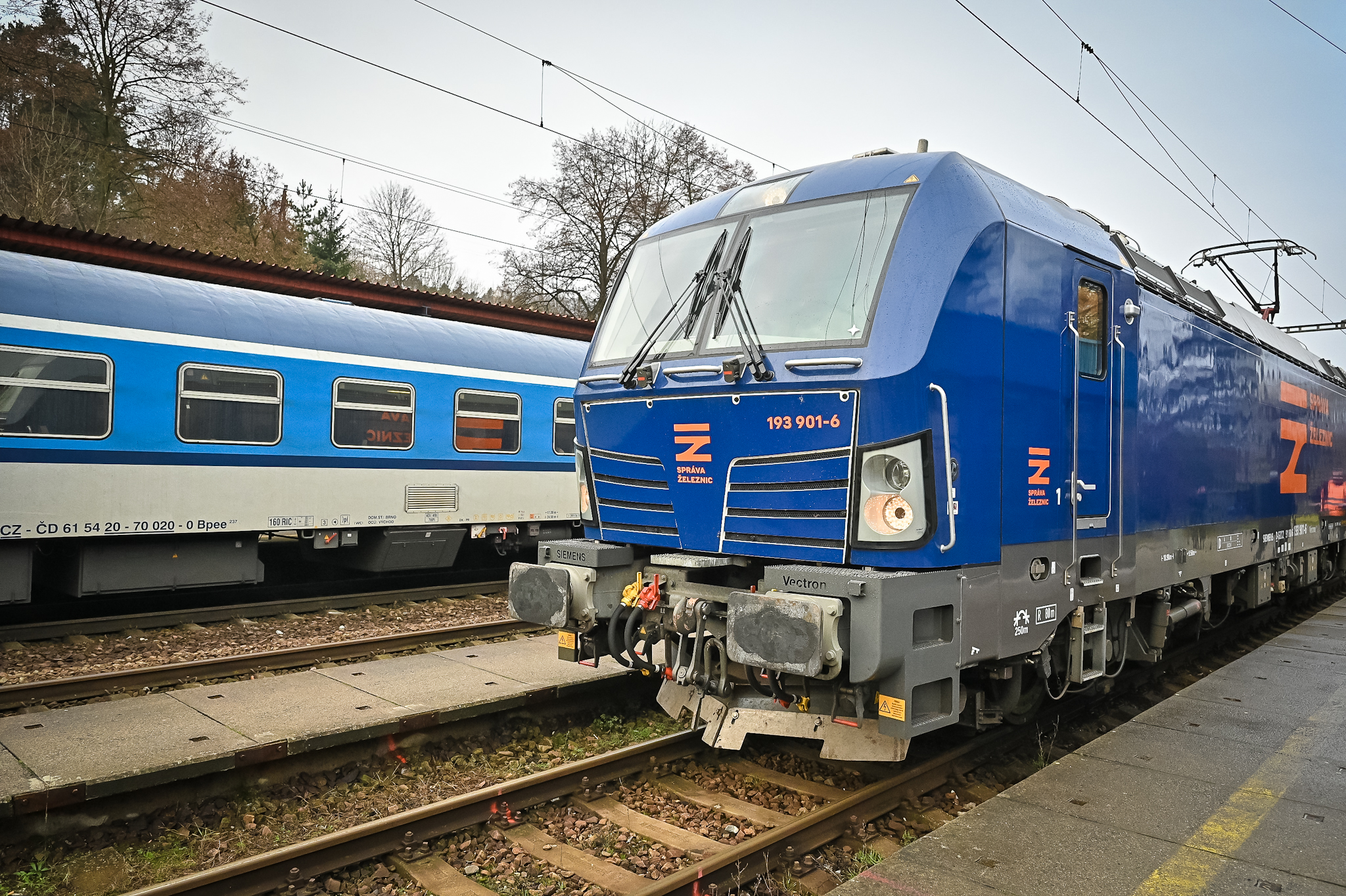 Zmodernizovaný úsek mezi Brnem a Blanskem začaly využívat první vlaky