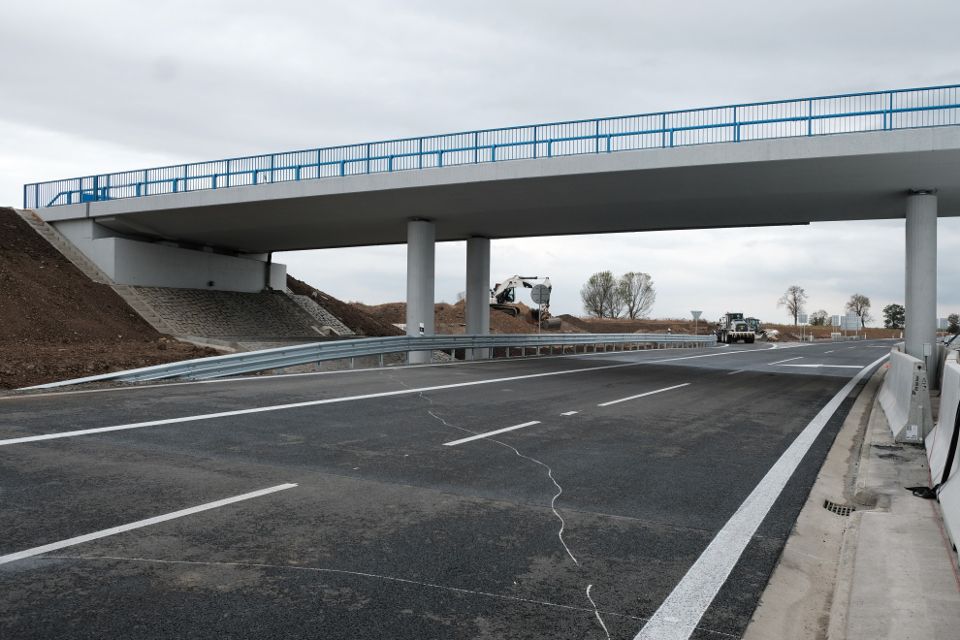 Zprovozněním úseku D7 mezi Postoloprty a Bitozevsí se stavba dálnice přehoupla do druhé poloviny