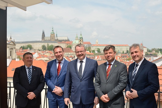Transport ministers of the V4 countries, Austria and Slovenia met in Prague to discuss an improvemen