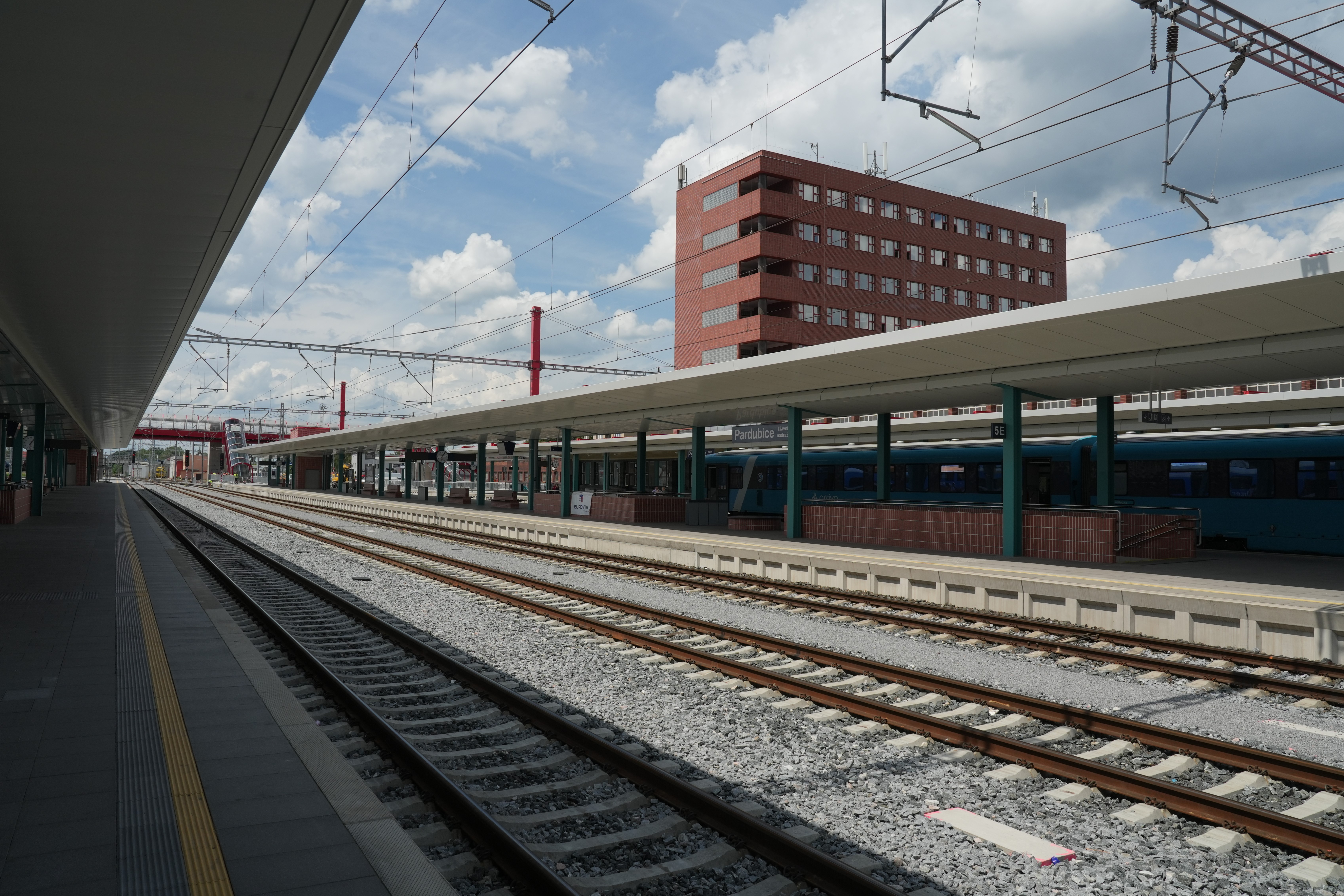 Rychlejší vlaky, nová nástupiště i zastávka v centru – končí opravy pardubického uzlu 