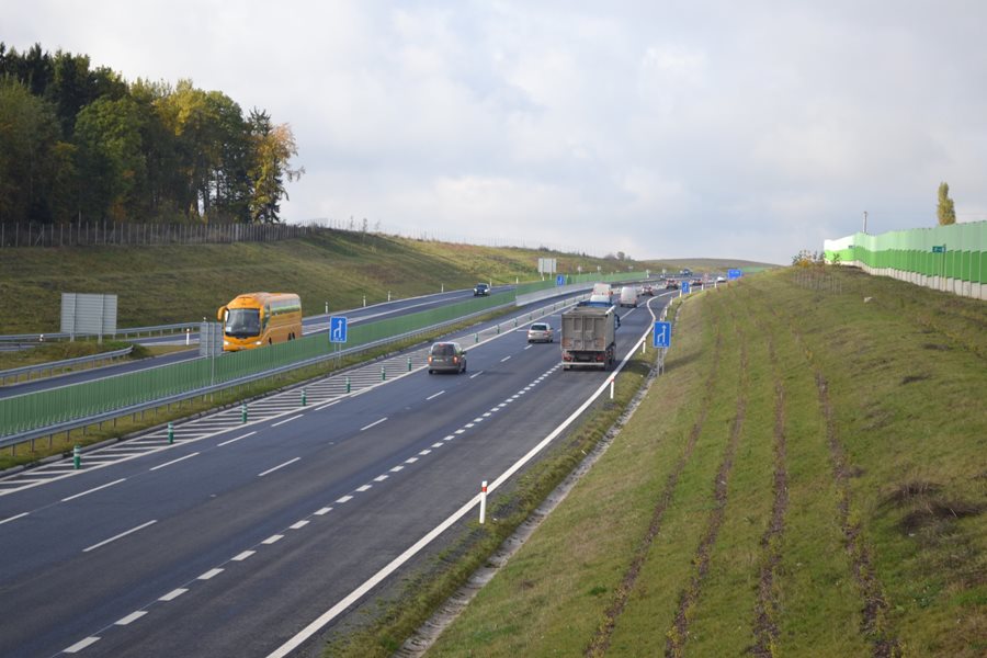 The bypass of Otrokovice and the motorway from Cheb to Karlovy Vary will be free of motorway charges