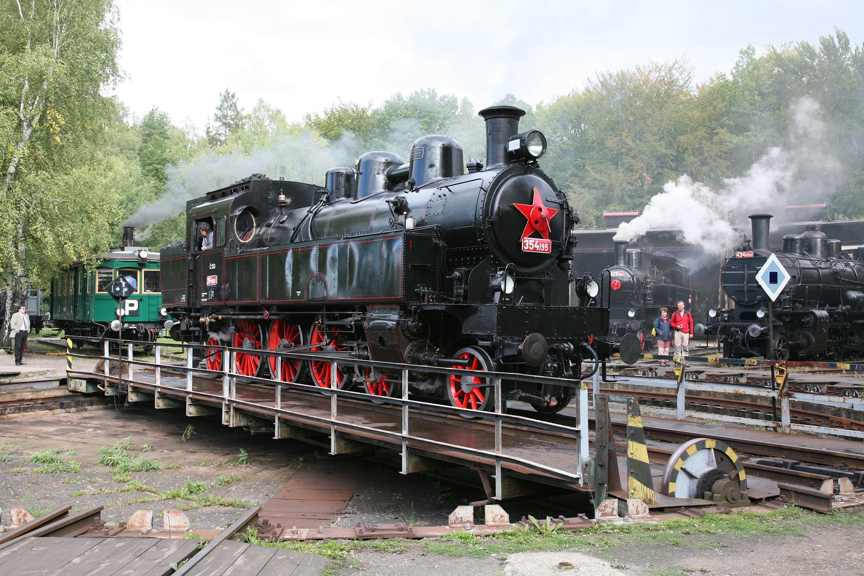Nostalgické léto na kolejích nabízí parní vlaky na Šumavě či v Posázaví i svezení s „Bobinkou“ 