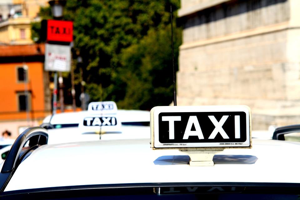 Taxametr nemá být povinný, vláda souhlasí s provozováním taxíků přes mobilní aplikace