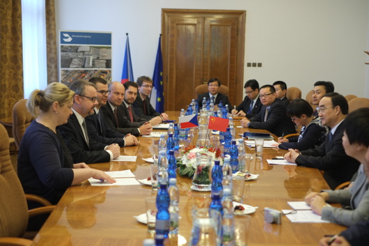 Ministr Ťok jednal se zástupci Číny o leteckém spojení Praha – Peking