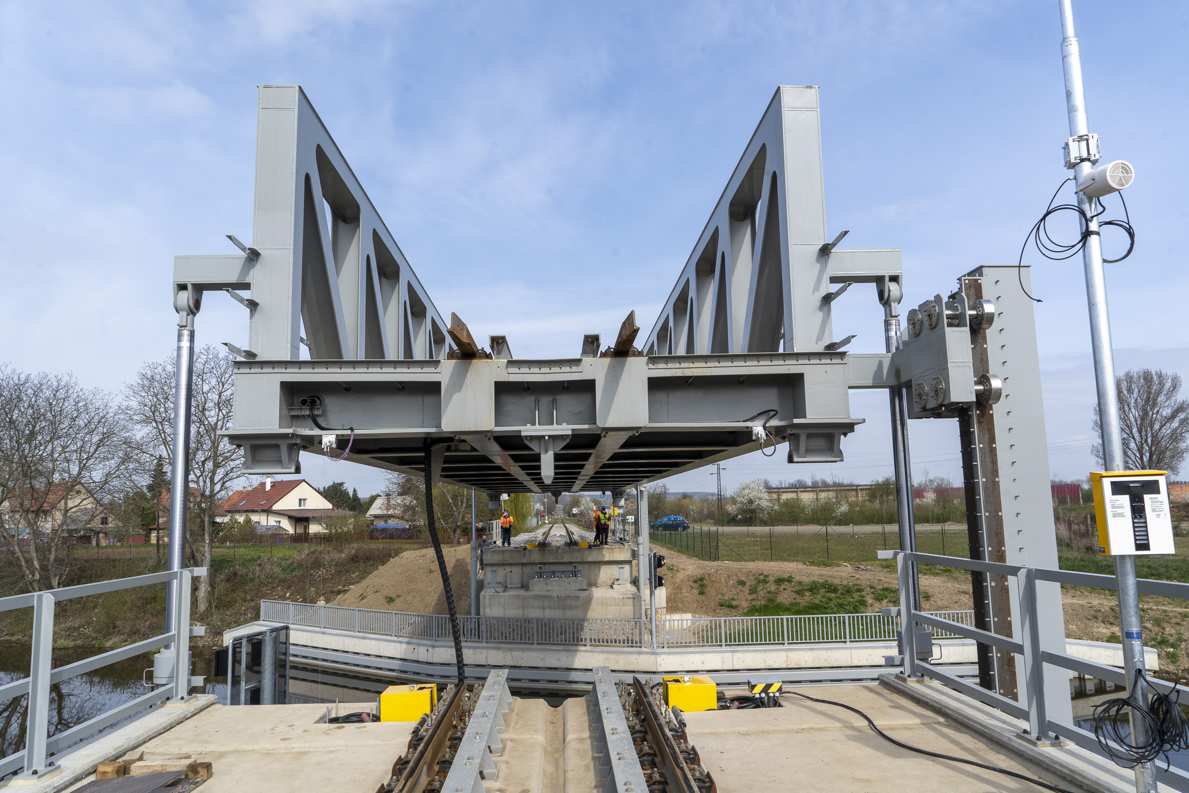 TZ-Unikatni-zeleznicni-most-pres-plavebni-kanal-na-Vltave-se-poprve-zkusebne-zdvihl4.jpg
