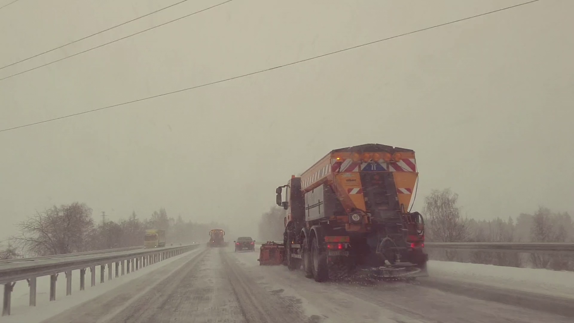 První sníh přichází, sypače čekají na dálnicích