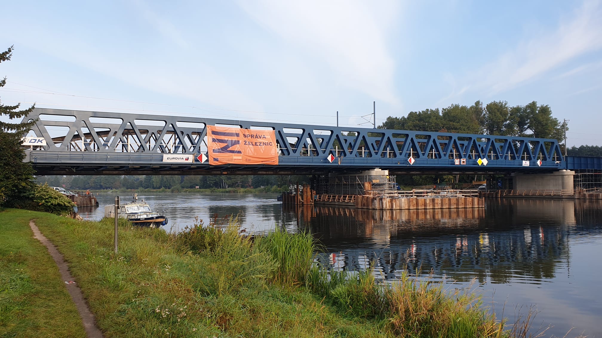 Po novém mostě v Čelákovicích projíždějí první vlaky