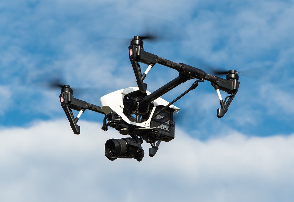 Dronů nad našimi hlavami přibývá, Česko se chce podílet na zdokonalování jejich provozu a testování