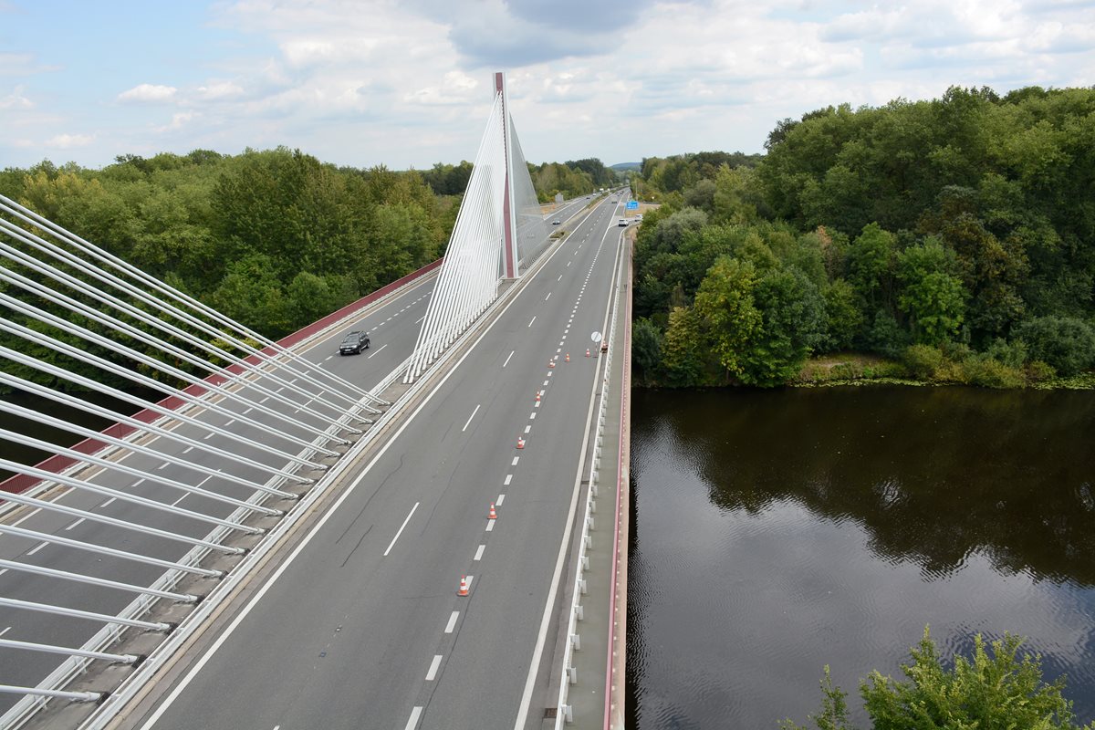Work started on more than 15 km of the D11 motorway between Hradec Králové and Smiřice