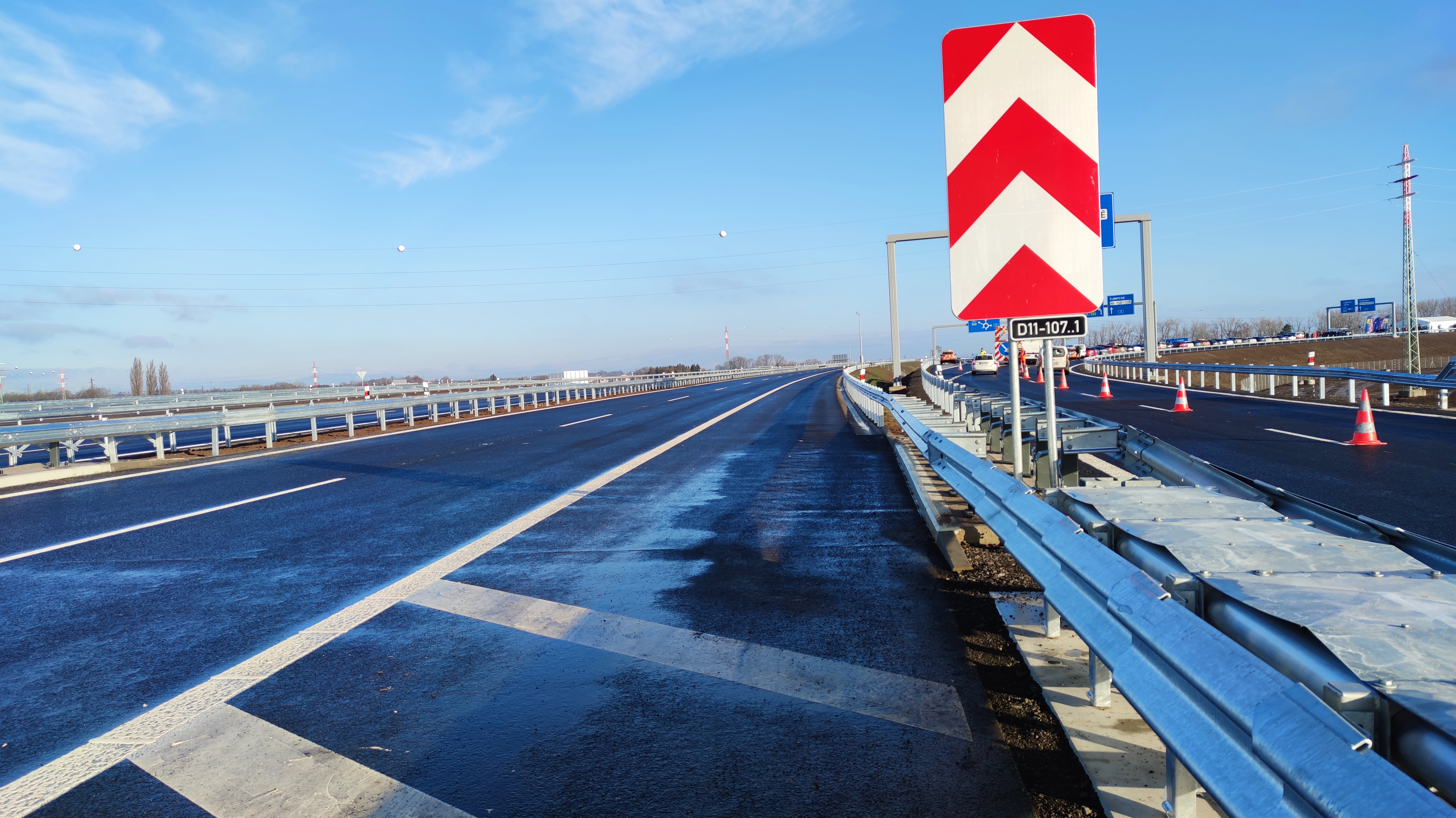 Dálnice D11 je o 22 kilometrů delší, nový úsek urychlí cestu mezi Hradcem Králové a Jaroměří  