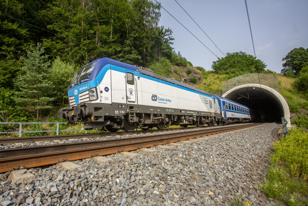 České dráhy letos převezmou do provozu dalších 12 lokomotiv Siemens Vectron 