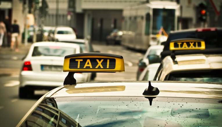 Ťok: Poslanci chtějí širší novelu zákona o taxislužbě